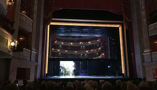 Der Bühnenvorhang öffnete sich - und die Spiegel zeigten zunächst das Publikum, bevor Intendant Josef E. Köpplinger aus der Tiefe der Bühen kommend das Publikum begrüsste bei der Wiedereröffnung des Gärtnerplatztheaters am 14.+15.10.2017 (©Foto: Martin Schmitz)